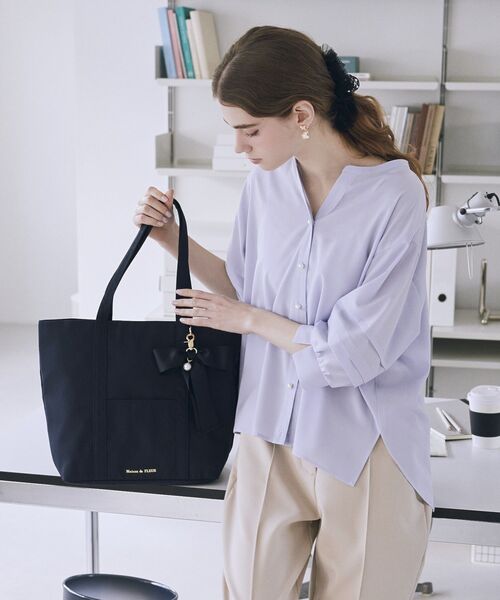 Maison de FLEUR（メゾンドフルール）の「リボンチャーム付きマルチポケットトートバッグ（トートバッグ・レディース・ネイビー/ライトピンク/ブラック・FREE）」の6枚目の写真