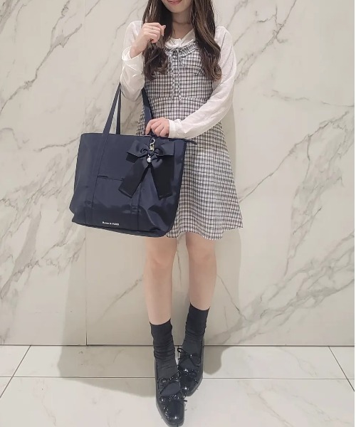 Maison de FLEUR（メゾンドフルール）の「リボンチャーム付きマルチポケットトートバッグ（トートバッグ・レディース・ネイビー/ライトピンク/ブラック・FREE）」の22枚目の写真