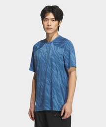 テック エッセンシャルズ クール タッチ レギュラーフィット カモ AOP 半袖Tシャツ / アディダス adidas