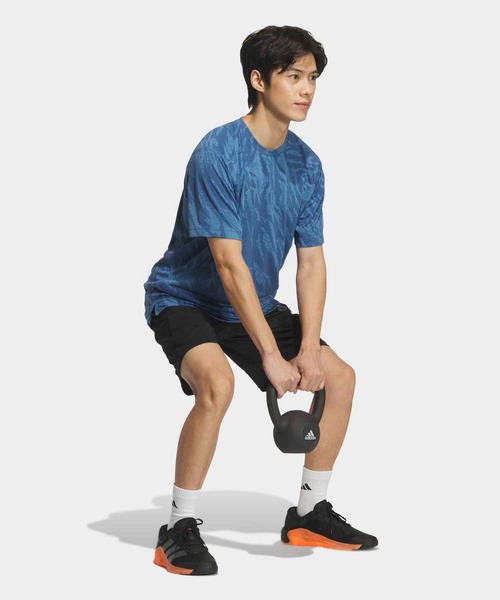 adidas(アディダス)の「テック エッセンシャルズ クール タッチ レギュラーフィット カモ AOP 半袖Tシャツ / アディダス adidas(Tシャツ/カットソー・メンズ・ブルー・XX-LARGE/3XL/LARGE/MEDIUM/SMALL/X-LARGE/X-SMALL)」の5枚目の写真