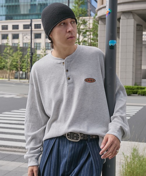 ddp(ディーディーピー)の「ddp/ディーディーピー 別注 サークルロゴ刺繍 サーマル ヘンリーネック長袖Tシャツ(Tシャツ/カットソー・メンズ・カモフラージュ/杢グレー/ダークネイビー/ブラック/カーキ/ブラウン・M/L)」の2枚目の写真