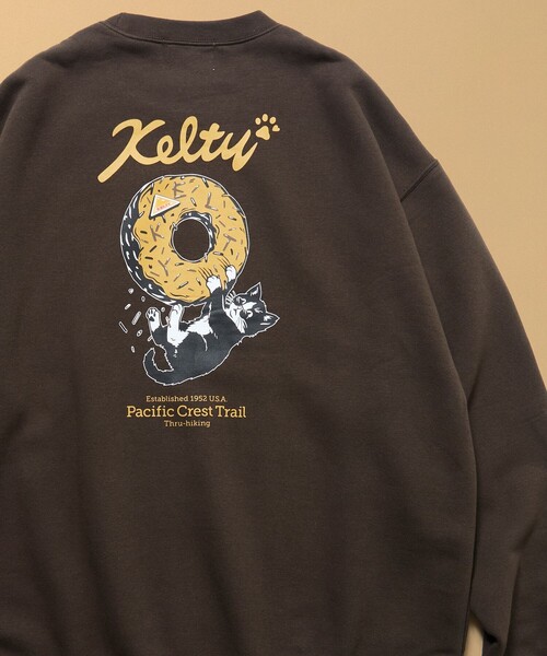 KELTY(ケルティ)の「KELTY/ケルティ 限定展開 KELTY×FREAK'S STORE/ケルティ 別注 ドーナツ キャットロゴ バックプリント クルーネックスウェット(スウェット・メンズ・チャコールグレー/ブラウン/ライトグレー/ベージュ・LARGE/SMALL/MEDIUM)」の3枚目の写真