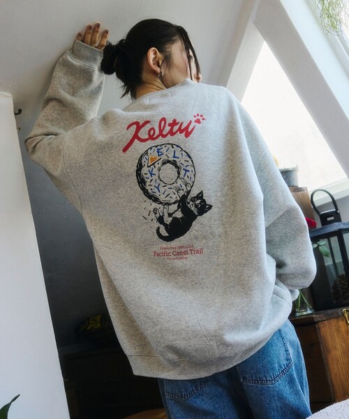KELTY(ケルティ)の「KELTY/ケルティ 限定展開 KELTY×FREAK'S STORE/ケルティ 別注 ドーナツ キャットロゴ バックプリント クルーネックスウェット(スウェット・メンズ・チャコールグレー/ブラウン/ライトグレー/ベージュ・LARGE/SMALL/MEDIUM)」の1枚目の写真