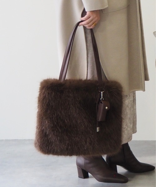 GUSCIO(グッシオ)の「【グッシオベーシック】ファーバッグ チャーム付き(トートバッグ・レディース・ブラック/ブラウン/グレイッシュベージュ・FREE)」の1枚目の写真