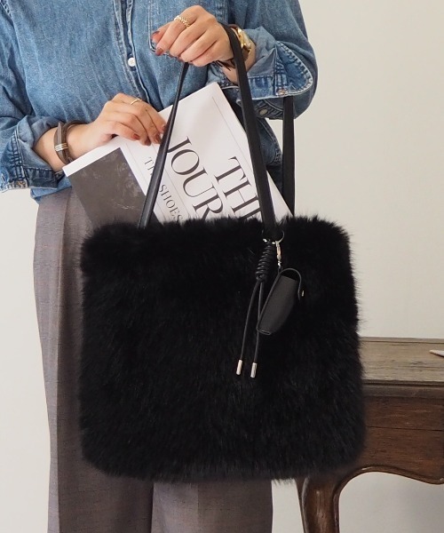 GUSCIO(グッシオ)の「【グッシオベーシック】ファーバッグ チャーム付き(トートバッグ・レディース・ブラック/ブラウン/グレイッシュベージュ・FREE)」の2枚目の写真