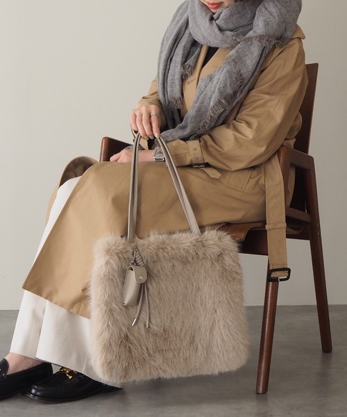 GUSCIO(グッシオ)の「【グッシオベーシック】ファーバッグ チャーム付き(トートバッグ・レディース・ブラック/ブラウン/グレイッシュベージュ・FREE)」の9枚目の写真