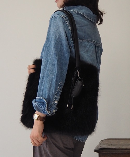 GUSCIO(グッシオ)の「【グッシオベーシック】ファーバッグ チャーム付き(トートバッグ・レディース・ブラック/ブラウン/グレイッシュベージュ・FREE)」の13枚目の写真