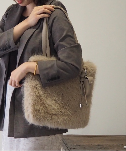 GUSCIO(グッシオ)の「【グッシオベーシック】ファーバッグ チャーム付き(トートバッグ・レディース・ブラック/ブラウン/グレイッシュベージュ・FREE)」の11枚目の写真