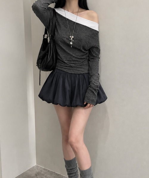 Chiina(チーナ)の「【Chiina】レイヤード風ワンショルカットソー(Tシャツ/カットソー・レディース・ブラック/ブラウン/グレー・FREE)」の1枚目の写真