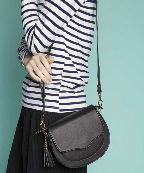 PLAIN CLOTHING(プレーンクロージング)の「タッセルミニショルダーバッグ/ポシェット【PLAIN CLOTHING】(ショルダーバッグ・レディース・ブラック/ホワイト・FREE)」の1枚目の写真