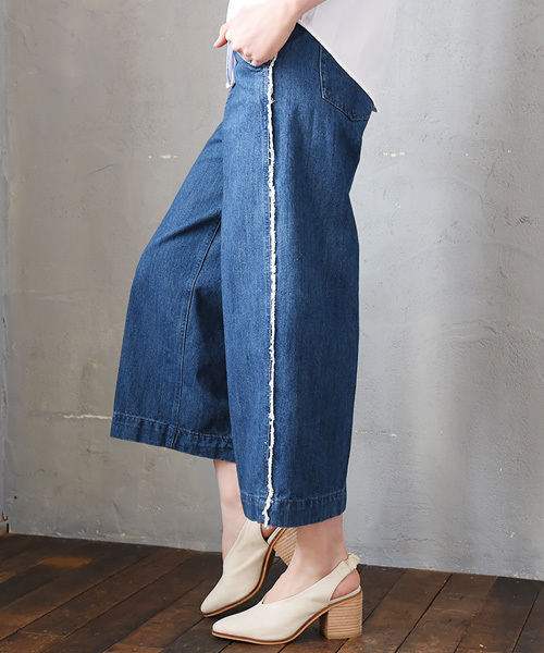 Luz Llena (philter)（ラズレナ　フィルター）の「[綿100%]サイドフリンジ・デニムワイドパンツ（デニムパンツ・レディース・ブルー/サックスブルー・MEDIUM/LARGE）」の2枚目の写真