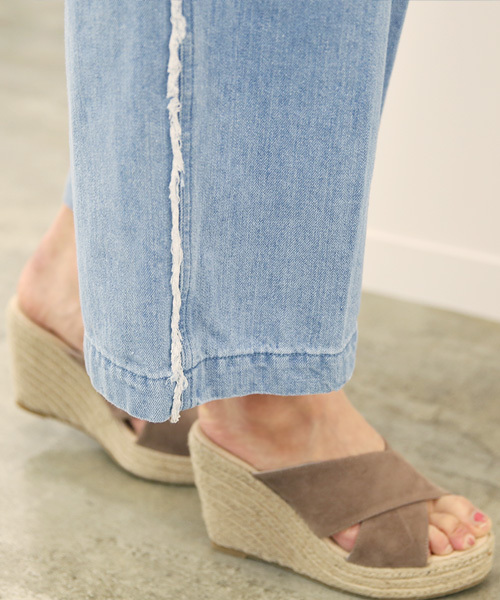 Luz Llena (philter)（ラズレナ　フィルター）の「[綿100%]サイドフリンジ・デニムワイドパンツ（デニムパンツ・レディース・ブルー/サックスブルー・MEDIUM/LARGE）」の4枚目の写真