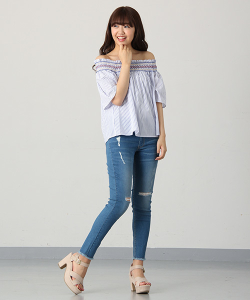 Honeys（ハニーズ）の「スモッキング刺繍ブラウス（シャツ/ブラウス・レディース・ブルー系その他/レッド/オフホワイト・L/M）」の5枚目の写真