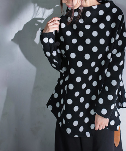 antiqua(アンティカ)の「ウール混ドット柄ワイドトップス(ニット/セーター・レディース・ブラック系その他・FREE)」の2枚目の写真