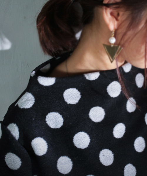 antiqua(アンティカ)の「ウール混ドット柄ワイドトップス(ニット/セーター・レディース・ブラック系その他・FREE)」の4枚目の写真