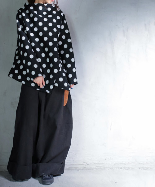 antiqua(アンティカ)の「ウール混ドット柄ワイドトップス(ニット/セーター・レディース・ブラック系その他・FREE)」の5枚目の写真