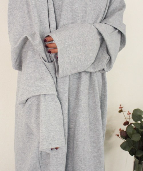 reca（レカ）の「袖コンシャス◇超ビッグシルエットスウェットカットソー（ワンピース・レディース・ブラック/グレー/グレー系その他・FREE）」の18枚目の写真