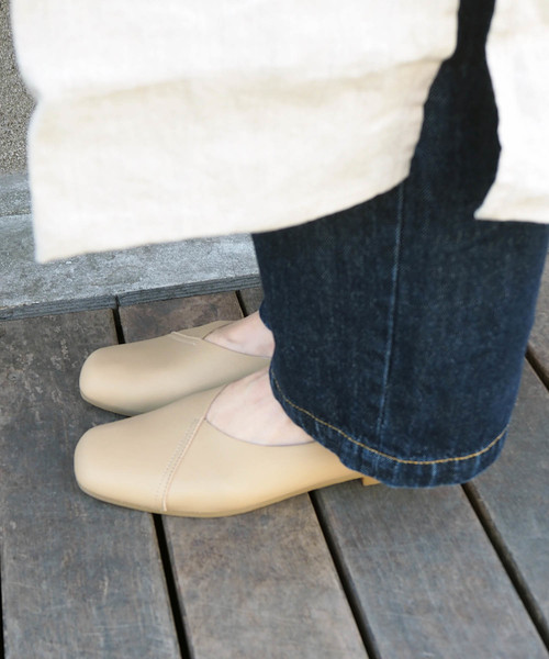 ENあしながおじさん（エンアシナガオジサン）の「〈ENあしながおじさん〉スリッポンシューズ（スリッポン・レディース・ブラック/ダークブラウン/ガンメタ/アイボリー/ライトベージュ/グレイッシュベージュ・22.5cm/23.5cm/24.5cm/23.0cm/24.0cm/25.0cm/22.0cm）」の4枚目の写真