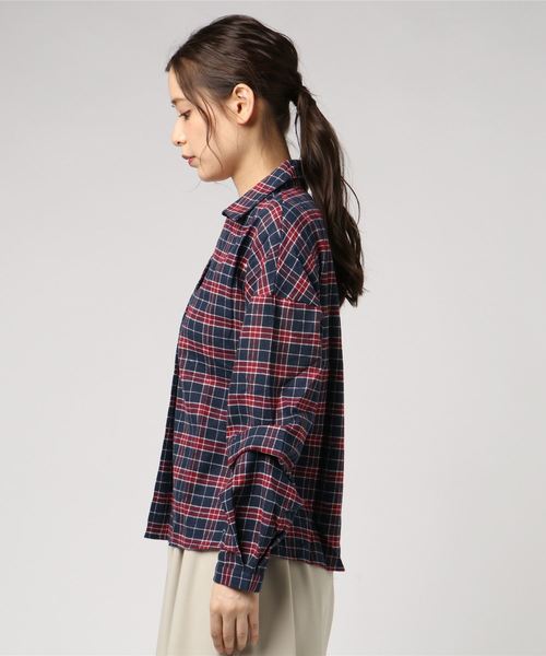 KOBE LETTUCE(コウベレタス)の「ボリュームスリーブデザインスキッパーシャツ(シャツ/ブラウス・レディース・オフホワイト/レッド系その他/グレイッシュベージュ/グレー系その他/ネイビー・FREE)」の6枚目の写真