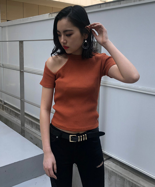 ENVYM(アンビー)の「ショルダーカットアシメTOPS(Tシャツ/カットソー・レディース・ブラック/キャメル/ホワイト・FREE)」の3枚目の写真