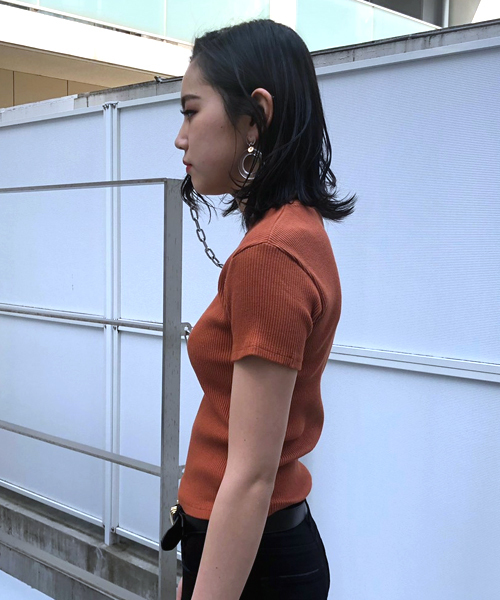 ENVYM(アンビー)の「ショルダーカットアシメTOPS(Tシャツ/カットソー・レディース・ブラック/キャメル/ホワイト・FREE)」の5枚目の写真