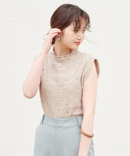 mystic(ミスティック)の「シャーリングハイネックトップス(シャツ/ブラウス・レディース・オフホワイト/ブラック/ベージュ・FREE)」の3枚目の写真