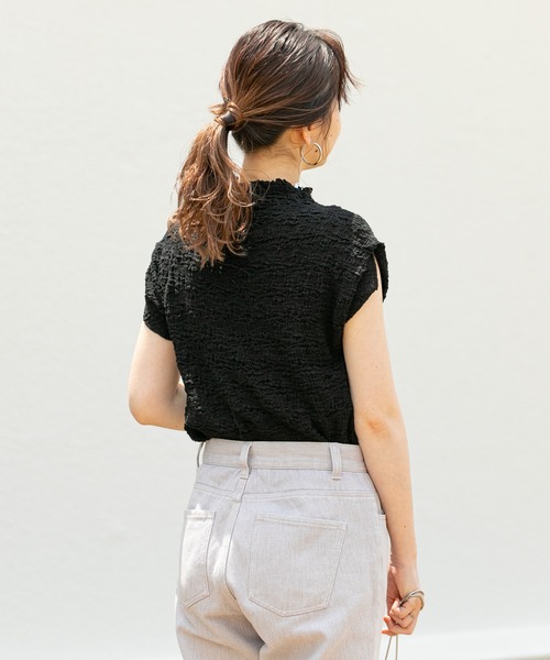 mystic(ミスティック)の「シャーリングハイネックトップス(シャツ/ブラウス・レディース・オフホワイト/ブラック/ベージュ・FREE)」の6枚目の写真