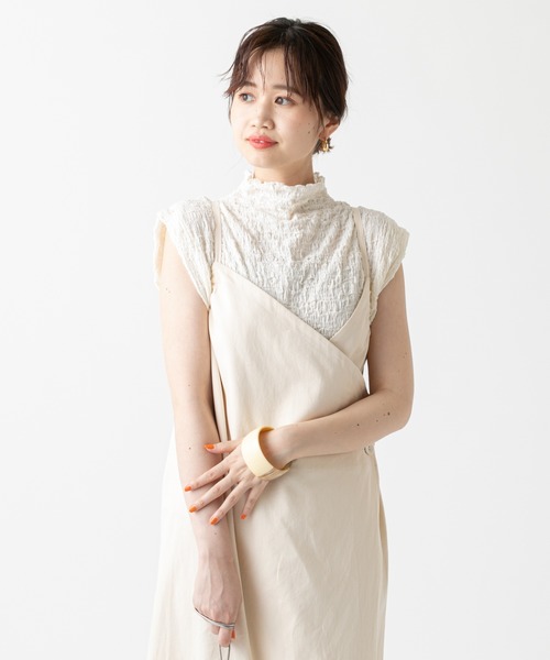 mystic(ミスティック)の「シャーリングハイネックトップス(シャツ/ブラウス・レディース・オフホワイト/ブラック/ベージュ・FREE)」の5枚目の写真