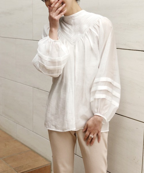 Banner Barrett(バナーバレット)の「【2WAY】ピンタックシアーブラウス(Tシャツ/カットソー・レディース・ホワイト/グリーン/ピンク・38)」の2枚目の写真