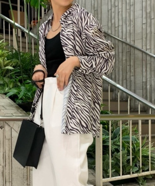 WEGO(ウィゴー)の「WEGO/オーバーシルエットシャツ(シャツ/ブラウス・レディース・ベージュ系その他/ホワイト系その他/パープル・FREE)」の2枚目の写真