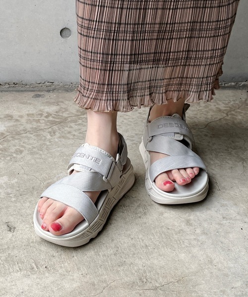 CAPRICIEUX LE'MAGE(カプリシューレマージュ)の「【DESCENTE/デサント】エナザイトカームサンダル(サンダル・レディース・ホワイト/ブラック・23cm/24cm)」の2枚目の写真