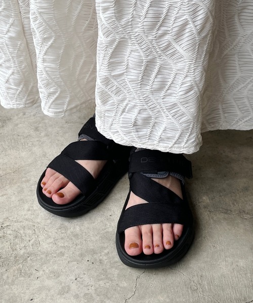 CAPRICIEUX LE'MAGE(カプリシューレマージュ)の「【DESCENTE/デサント】エナザイトカームサンダル(サンダル・レディース・ホワイト/ブラック・23cm/24cm)」の1枚目の写真