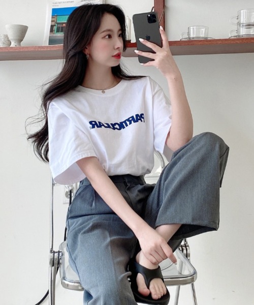 TOEASY(トゥイージー)の「『TOEASY/トゥイージー』particular Lettering short-sleeved T-shirt/英字レタリング 半袖Tシャツ(Tシャツ/カットソー・レディース・ブラック/ブルー/ホワイト・FREE)」の2枚目の写真