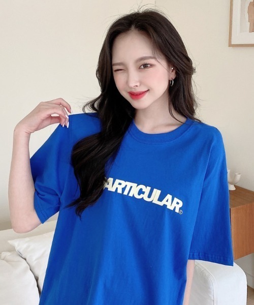 TOEASY(トゥイージー)の「『TOEASY/トゥイージー』particular Lettering short-sleeved T-shirt/英字レタリング 半袖Tシャツ(Tシャツ/カットソー・レディース・ブラック/ブルー/ホワイト・FREE)」の3枚目の写真