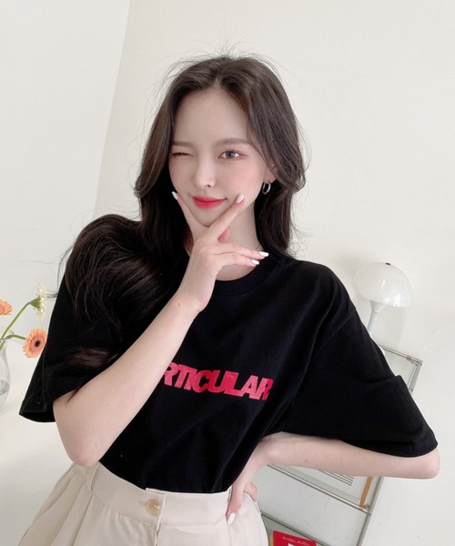 TOEASY(トゥイージー)の「『TOEASY/トゥイージー』particular Lettering short-sleeved T-shirt/英字レタリング 半袖Tシャツ(Tシャツ/カットソー・レディース・ブラック/ブルー/ホワイト・FREE)」の1枚目の写真