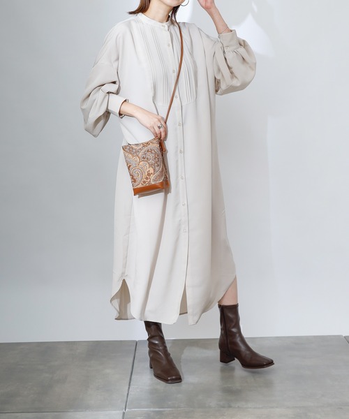 COLONY 2139（コロニートゥーワンスリーナイン）の「マットサテンバンドカラーシャツワンピース（ワンピース・レディース・オフホワイト/チャコールグレー/ベージュ・FREE）」の3枚目の写真