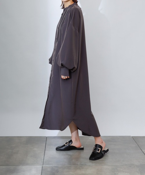 COLONY 2139（コロニートゥーワンスリーナイン）の「マットサテンバンドカラーシャツワンピース（ワンピース・レディース・オフホワイト/チャコールグレー/ベージュ・FREE）」の2枚目の写真
