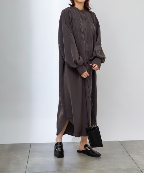 COLONY 2139（コロニートゥーワンスリーナイン）の「マットサテンバンドカラーシャツワンピース（ワンピース・レディース・オフホワイト/チャコールグレー/ベージュ・FREE）」の15枚目の写真
