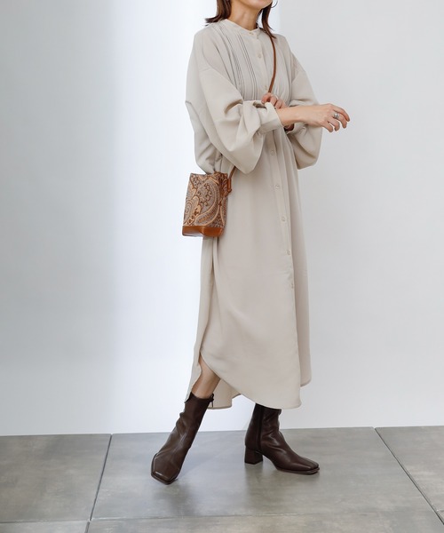 COLONY 2139（コロニートゥーワンスリーナイン）の「マットサテンバンドカラーシャツワンピース（ワンピース・レディース・オフホワイト/チャコールグレー/ベージュ・FREE）」の11枚目の写真