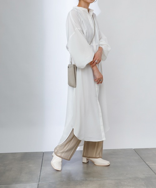 COLONY 2139（コロニートゥーワンスリーナイン）の「マットサテンバンドカラーシャツワンピース（ワンピース・レディース・オフホワイト/チャコールグレー/ベージュ・FREE）」の21枚目の写真