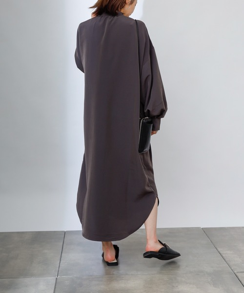 COLONY 2139（コロニートゥーワンスリーナイン）の「マットサテンバンドカラーシャツワンピース（ワンピース・レディース・オフホワイト/チャコールグレー/ベージュ・FREE）」の5枚目の写真