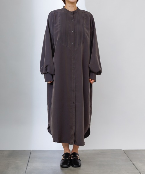 COLONY 2139（コロニートゥーワンスリーナイン）の「マットサテンバンドカラーシャツワンピース（ワンピース・レディース・オフホワイト/チャコールグレー/ベージュ・FREE）」の9枚目の写真