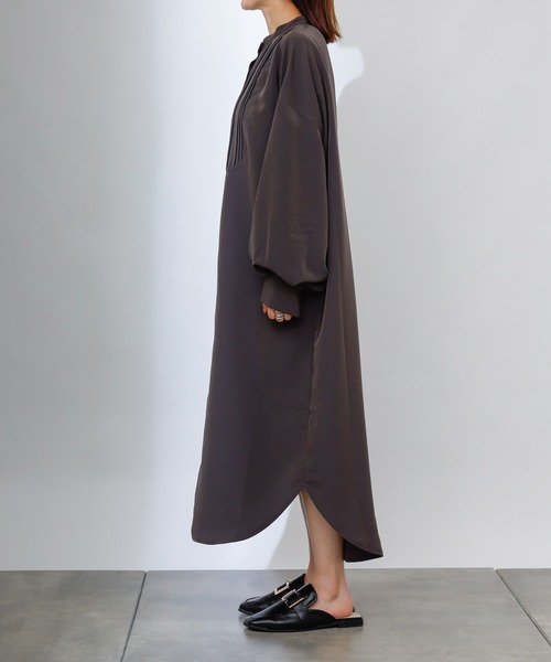 COLONY 2139（コロニートゥーワンスリーナイン）の「マットサテンバンドカラーシャツワンピース（ワンピース・レディース・オフホワイト/チャコールグレー/ベージュ・FREE）」の6枚目の写真