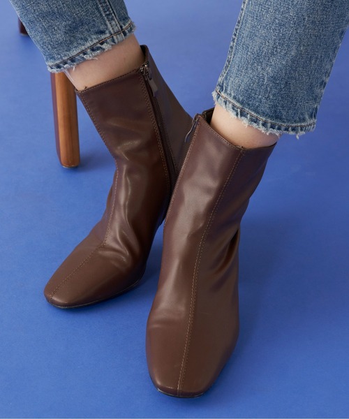 Auntie Rosa Holiday（アンティローザホリデー）の「ヒールスクエアブーツ（ブーツ・レディース・ブラック/ブラウン/アイボリー・LARGE/MEDIUM/SMALL）」の2枚目の写真