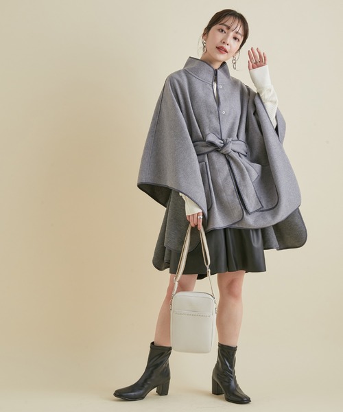 VIS（ビス）の「軽い着心地。合皮パイピングポンチョ（ポンチョ・レディース・ライトグレー/ベージュ・FREE）」の13枚目の写真