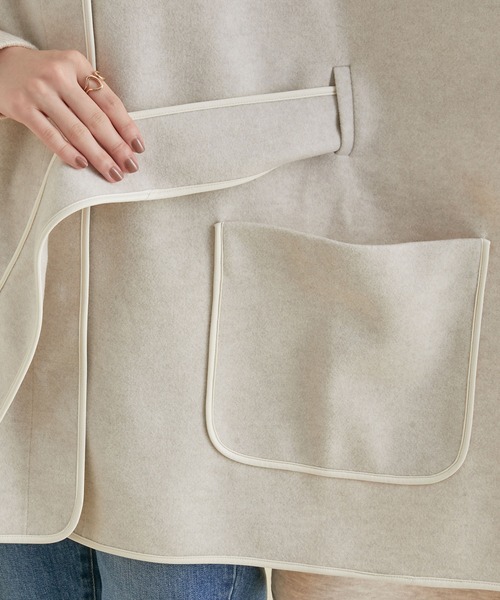 VIS（ビス）の「軽い着心地。合皮パイピングポンチョ（ポンチョ・レディース・ライトグレー/ベージュ・FREE）」の4枚目の写真