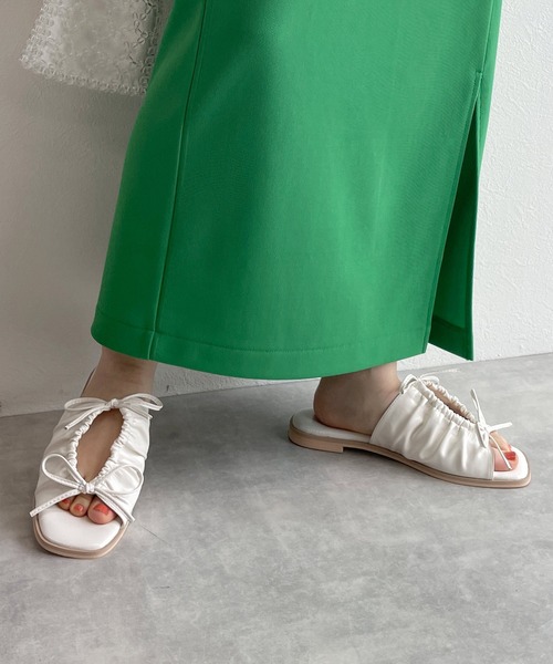 w closet（ダブルクローゼット）の「ギャザーリボンフラットサンダル（サンダル・レディース・ホワイト/ブラック/ブルー・M/L）」の2枚目の写真