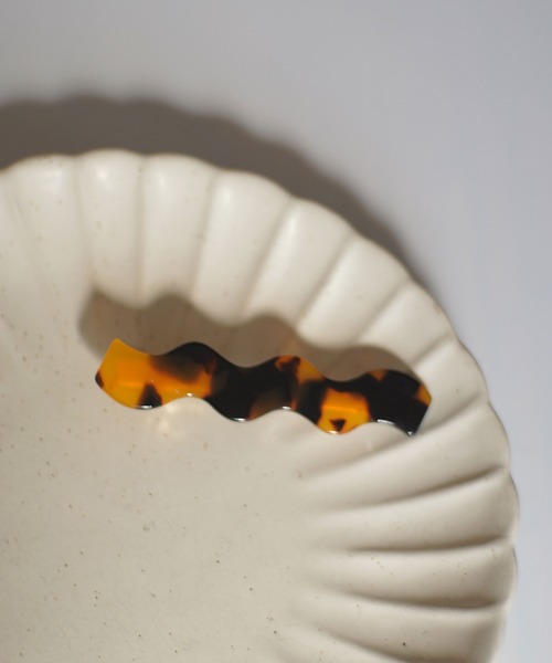 ammy.（エイミードット）の「【 ammy. / エイミードット 】 オーロラ ニュアンス 原色 カラー なみなみ ヘアピン（ヘアピン・レディース・ホワイト/ブラック/ライトグリーン/エメラルド/クリアブラウン/ワインレッド/ブラウン/ベージュ/ブラウン系その他/その他1/その他2/その他3/その他4・FREE）」の6枚目の写真