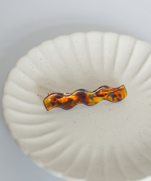 ammy.（エイミードット）の「【 ammy. / エイミードット 】 オーロラ ニュアンス 原色 カラー なみなみ ヘアピン（ヘアピン・レディース・ホワイト/ブラック/ライトグリーン/エメラルド/クリアブラウン/ワインレッド/ブラウン/ベージュ/ブラウン系その他/その他1/その他2/その他3/その他4・FREE）」の4枚目の写真