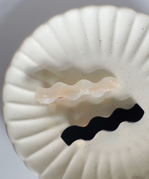 ammy.（エイミードット）の「【 ammy. / エイミードット 】 オーロラ ニュアンス 原色 カラー なみなみ ヘアピン（ヘアピン・レディース・ホワイト/ブラック/ライトグリーン/エメラルド/クリアブラウン/ワインレッド/ブラウン/ベージュ/ブラウン系その他/その他1/その他2/その他3/その他4・FREE）」の2枚目の写真